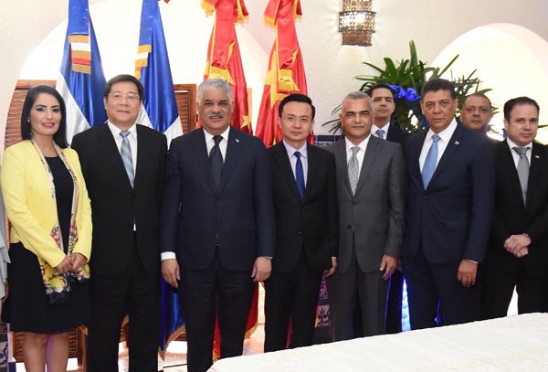 Delegación china con el canciller dominicano