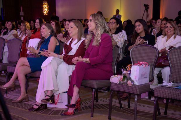 Claudia Cárdenas, Jatna Tavarez y Luz García mientras disfrutaban de las intervenciones.