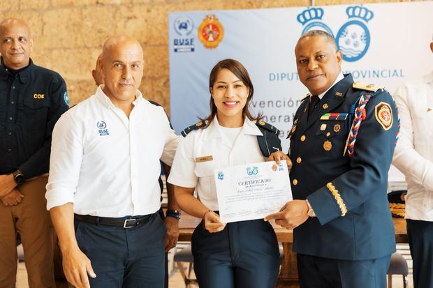 Bomberos del DN finalizan entrenamientos impartidos por Bomberos Unidos Sin Fronteras y Ayuntamiento de Huelva.