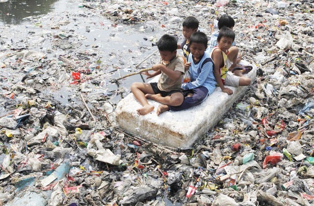 l día a día de millones de niños en el mundo está marcado por la contaminación y los graves problemas de higiene y salud que acarrea para su desarrollo.