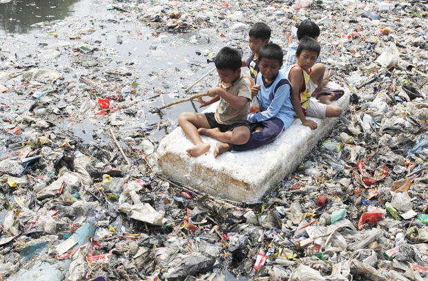 l día a día de millones de niños en el mundo está marcado por la contaminación y los graves problemas de higiene y salud que acarrea para su desarrollo.