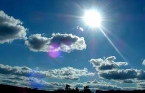 Salida de onda tropical provoca temperaturas calurosas y Chubascos dispersos