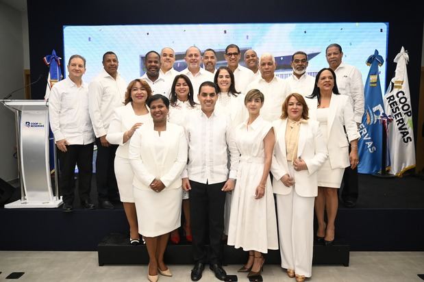Parte de los dirigentes de la Cooperativa Reservas durante el acto de
inauguración del edificio CoopReservas.