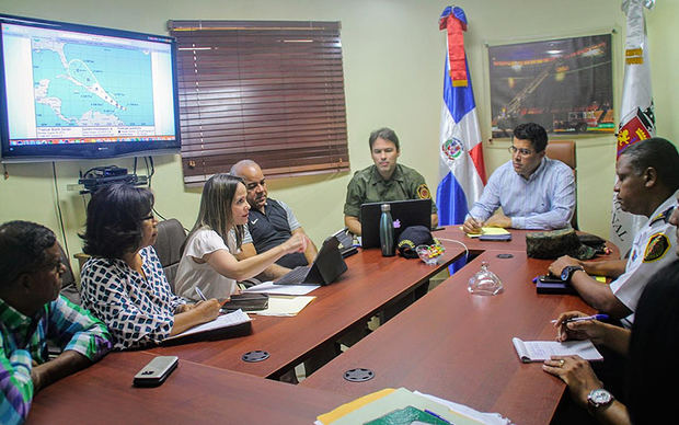 David Collado durante una reunión que sostuvo en el Cuerpo de bomberos del Distrito Nacional con los principales funcionarios de las áreas operativas del cabildo.