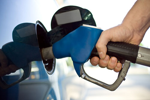 Gobierno mantiene sin variación precios de los combustibles.