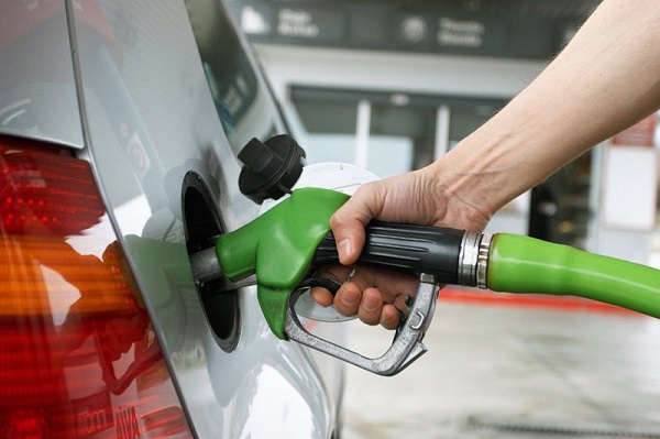 Bajan los precios de combustibles