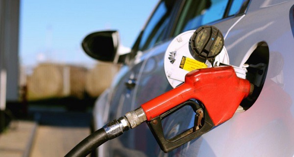 Precios de gasolina bajan