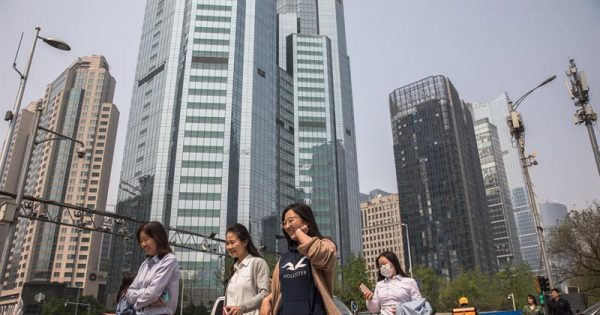 Peatones pasean por las calles del distrito financiero en Pekín, China.