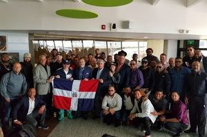 Águilas Cibaeñas reciben la bandera nacional antes de disputar la Serie del Caribe