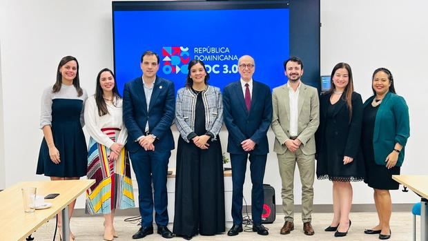 Cinthia Arias, economista y asesora del Ministerio de Hacienda; Gabriela Márquez, Directora de Cambio Climático, Mitigación y Adaptación del Ministerio de Medio Ambiente; Martín Francos, Viceministro de Planificación e Inversión Pública del Ministerio de Hacienda; Ana Emilia Pimentel, Viceministra de Sostenibilidad y Cambio Climático del Ministerio de Medio Ambiente; Max Puig, Vicepresidente Ejecutivo del CNCCMC; Filippo Berardi, del Banco Interamericano de Desarrollo; Sara González, Directora Técnica del CNCCMC, y Mariam Ortiz, Directora de Planificación e Inversión Pública del Ministerio de Hacienda.
