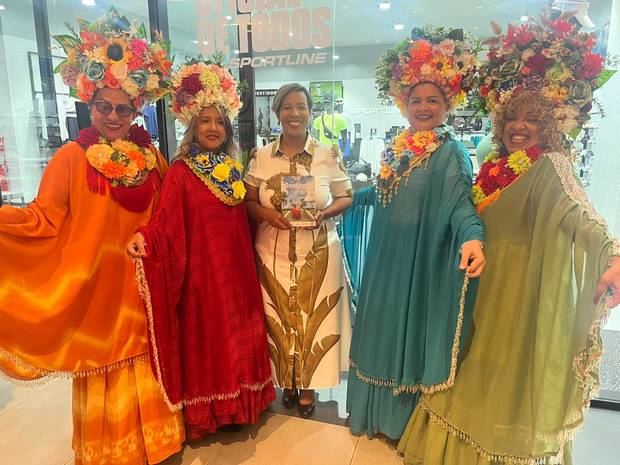 Comparsa carnavalesa santiaguera recibiendo Guía Destino Santiago.