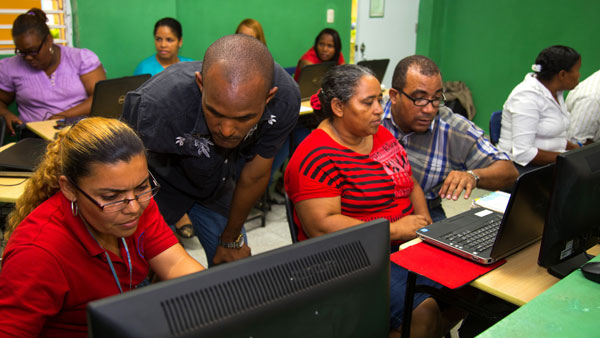 El proyecto Uno a Uno distribuirá computadoras a estudiantes de la carrera de educación