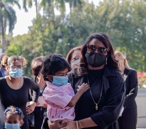 Paula Disla junto a uno de los niños presentes.