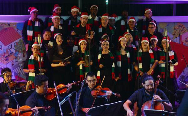 Víctimas del conflicto armado, exparamilitares y exguerrilleros se presentan este martes en el Parque Explora de Medellín (Colombia), donde cantaron un repertorio de música de Navidad por la reconciliación al ritmo de la Orquesta Filarmónica de esa ciudad.