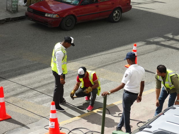 Colocación de contadores viales en Los Alcarrizos 