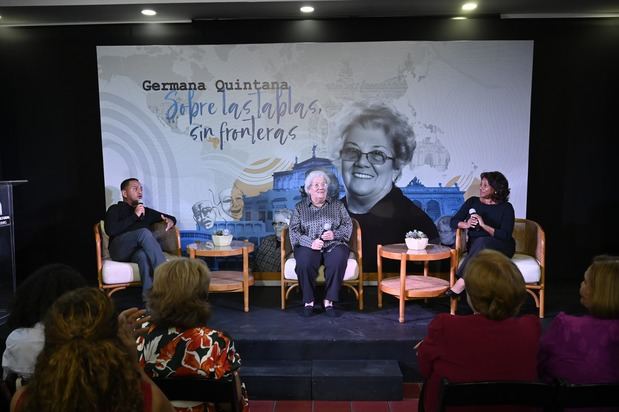 Los actores Esmín Carvajal, Germana Quintana y Lidia Ariza en el conversatorio; Germana Quintana. Sobre las tablas, sin fronteras, que realizó el Centro Cultural Banreservas.