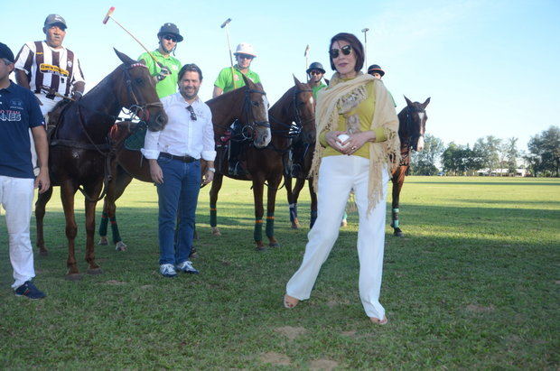 Doña Marianela Arredondo en el saque de honor en el VI Torneo de Polo dedicado a Fernando Arredondo Blandino en el Sierra Prieta Polo Club.