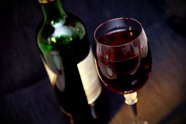 Ocho beneficios de tomar una copa de vino en las noches.