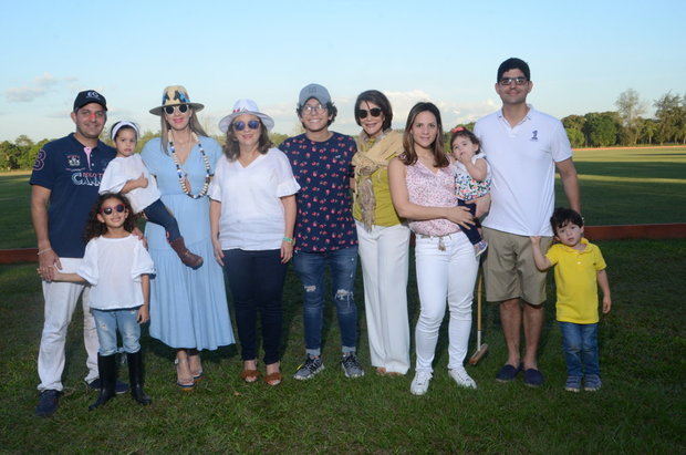 Representantes de distinta generaciones de la familia Arredondo durante el tradicional torneo de polo en Sierra Prieto Polo Club, dedicado In Memoria al destacado polista y empresario Fernando Arredondo.