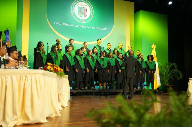 351 nuevos profesionales se gradúan en 96° investidura de la UCSD