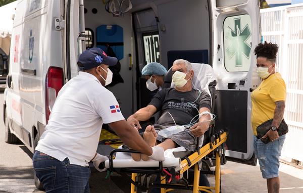 Un hombre es ingresado al área Covid del hospital Moscoso Puello, en Santo Domingo (República Dominicana). 