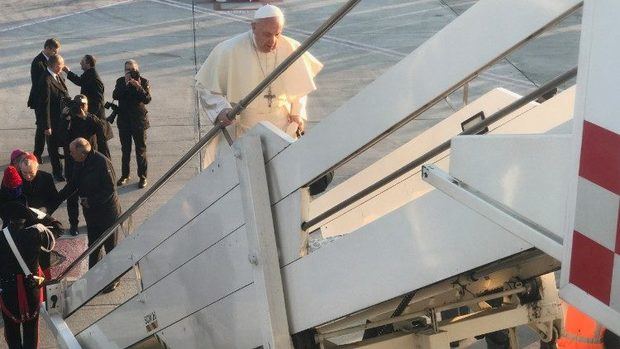 El Santo Padre Francisco subiendo al avión, en una foto de archivo .