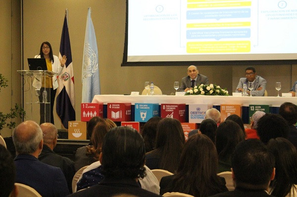 Melisa Bretón al momento de presentar el informe