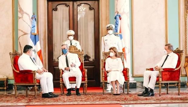 En compañía del Canciller Roberto Álvarez, y la vicepresidenta, Raquel Peña, el mandatario recibió la acreditación diplomática de los embajadores de las repúblicas de Panamá y Turquía.