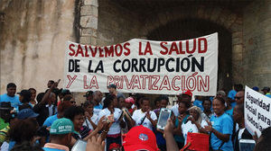 Cientos de dominicanos marchan para denunciar crisis hospitalaria en el pa&#237;s
