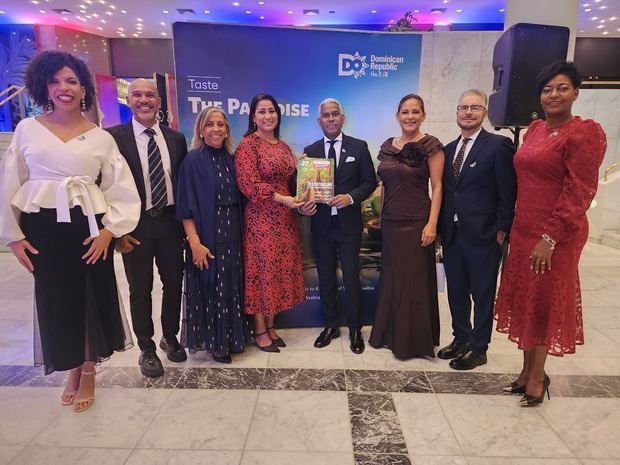 Cristina Rosario, Salvador Batista, Mayra De Peña, Yenny Polanco Lovera, el embajador Andy Rodríguez Durán, Raysa Féliz, Luis José Chávez y Yubelkys Mejía.