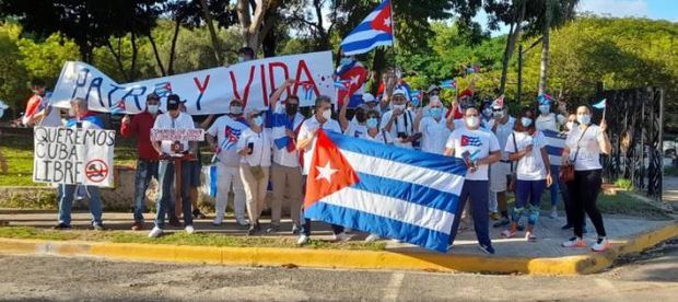 Cubanos protestan en Santo Domingo contra la presunta dictadura en su país