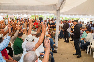 Danilo dispone crédito, donaciones y títulos propiedad su Visita Sorpresa a Loma de Cabrera