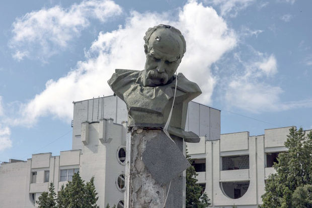 Un monumento al poeta ucraniano Taras Shevchenko que resultó dañado durante el ataque ruso, en Borodyanka, región de Kiev el 21 de junio de 2022.