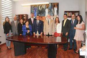 Foto grupal con los representantes del Ministerio de Cultura y el Instituto Ateneo Dominicano.
