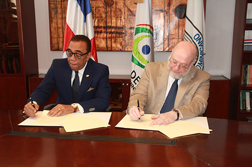 El ministro de Cultura, Pedro Vergés, y el presidente del Instituto Ateneo Dominicano, Henry Orlando Mejía Oviedo, rubricaron el convenio.