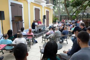 La curadur&#237;a actual vista por j&#243;venes curadores dominicanos en el Centro Le&#243;n