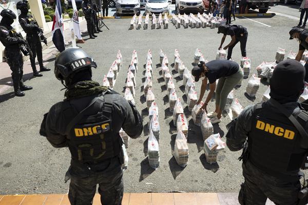 Integrantes de la Dirección Nacional de Control de Drogas (DNCD) vigilan un cargamento de cocaína decomisado este 1 de abril de 2023, en Santo Domingo (R.Dominicana).

