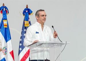 El presidente Luis Abinader, habla durante una ceremonia en Punta Cana (República Dominicana). 