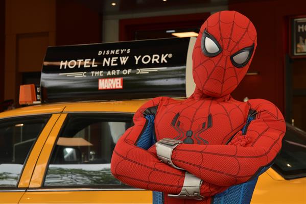 El Hotel New York The Art of Marvel de Disneyland París es desde esta semana el primero del mundo dedicado al universo Marvel, en el que se han expuesto más de 350 obras de arte relacionadas con los Vengadores, 50 de ellas jamás vistas, hechas por 110 artistas de diferentes nacionalidades.