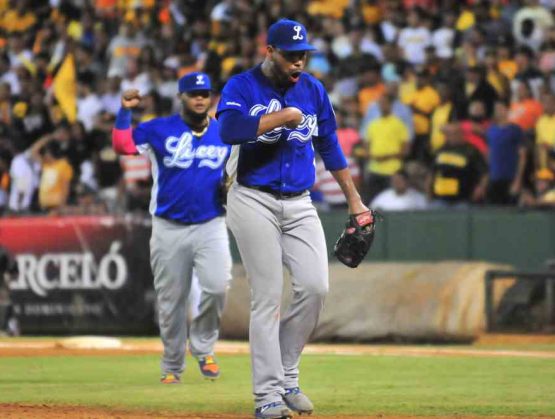  Los Tigres del Licey le sacaron una victoria de la nevera a las Águilas Cibaeñas al venir de atrás y alzarse con la victoria este domingo 6 carreras por 5 para pasar a comandar el round robin, en el partido que efectuaron estos dos colosos en el Estadio Quisqueya Juan Marichal..