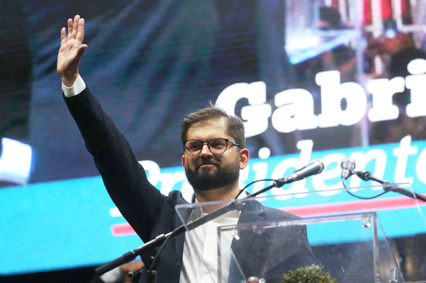 El presidente electo de Chile, Gabriel Boric, llega al punto de encuentro con sus simpatizantes, el 19 de diciembre de 2021, en Santiago, Chile.