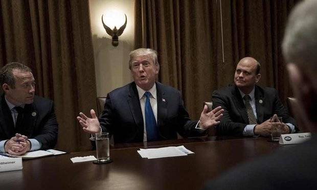 Donald Trump reunido con demócratas. 