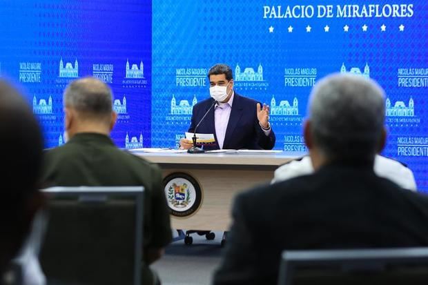 Fotografía cedida por prensa Miraflores que muestra al presidente de Venezuela, Nicolás Maduro, durante una alocución desde el Palacio de Miraflores en Caracas, Venezuela.