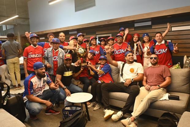 Jugadores de los Tigres de Licey, de República Dominicana, posan con la copa obtenida al ganar la Serie del Caribe Gran Caracas 2023, en una fotografía de archivo.