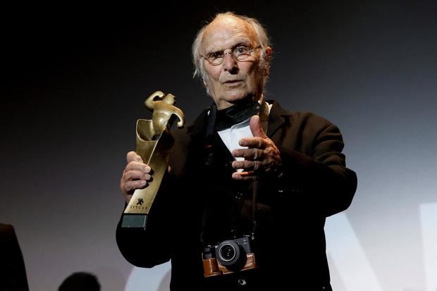 El director de cine, Carlos Saura, tras recibir el 'Gran Premio Honorífico' del Festival de Cine Fantástico de Sitges, durante la gala de clausura celebrada en la localidad catalana.