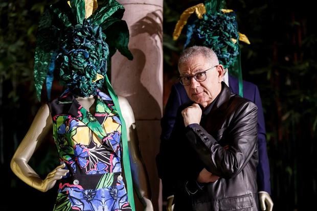 El diseñador de moda español Roberto Verino posa durante la presentación de su colección ''Legado'' en la Residencia de la Embajada de España, en Ciudad de México, México.