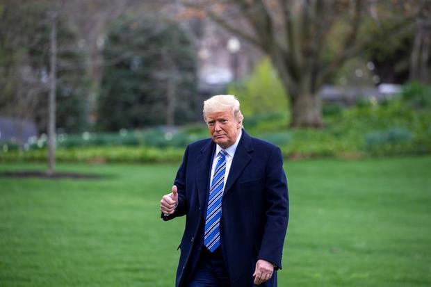 El presidente de los Estados Unidos, Donald J. Trump, hace un gesto a los periodistas en South Lawn después de regresar a la Casa Blanca en Washington, DC, EE. UU., El 28 de marzo de 2020. El presidente Donald Trump fue a la Estación Naval de Norfolk para enviar el USNS COMFORT para su despliegue en Nueva York Ciudad para la respuesta a la rápida propagación del coronavirus.