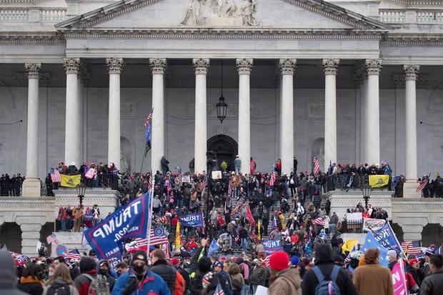 Seguidores del presidente de EE.UU., Donald Trump, irrumpen en el Capitolio, sede del Congreso estadounidense, en Washington, el 6 de enero de 2021.