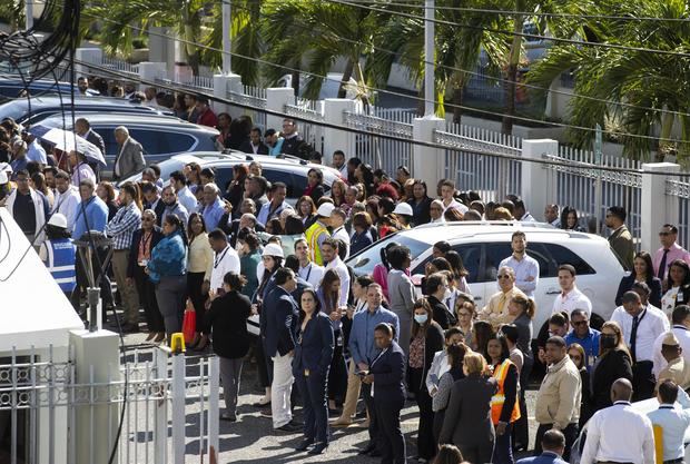 Personas asistentes al simulacro de evacuación por terremoto organizado por Centro de Operaciones de Emergencias, COE,  en Santo Domingo, República Dominicana.