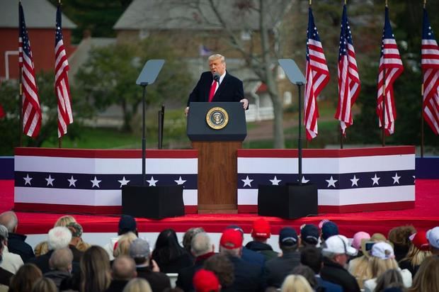 El presidente de Estados Unidos, Donald J. Trump, habla a la multitud en un evento de campaña en Newtown, Pensilvania, EE.UU., el 31 de octubre de 2020.